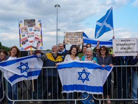 גם הפגנה פרו ישראלית התקיימה מחוץ לאצטדיון (קרדיט: אוקסנה דניסוב, ההתאחדות לכדורגל בישראל)