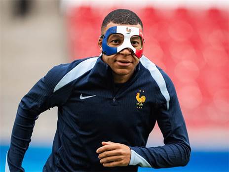 המסיכה של אמבפה (GETTY)