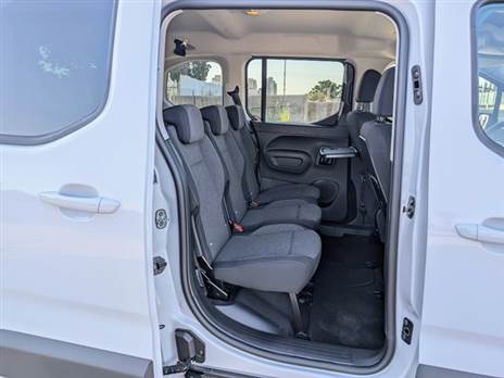 דלתות צד שמקלות על הכניסה