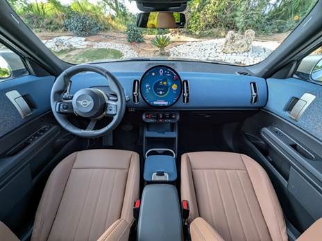 מראה רטרו-מודרני ושילובי צבעים מעניינים