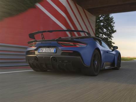 כנף אחורית עצומה לשיפור כוח ההצמדה