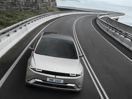 מצד אחד סוללת 84 קוט"ש, ומהצד השני גרסה מוזלת וסוללת 63 קוט"ש