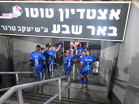 שחקני סכנין ירדו לחדר ההלבשה (ברני ארדוב)