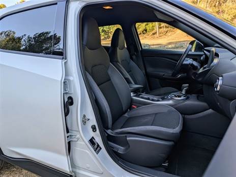 מושבי בסגנון ספורטיבי, אך פחות מרשימים מאלו טרום העדכון