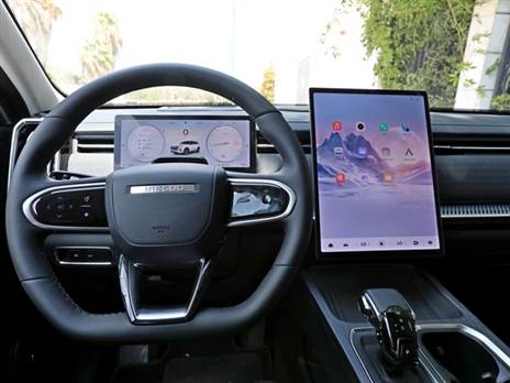 חלוקה טובה בין כפתורים פיזיים לתפעול במגע, אבל לא הכל מושלם