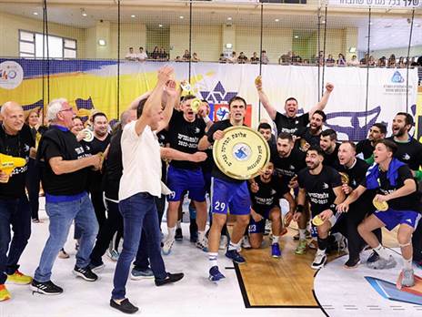 קראצ`יץ` מניף צלחת אליפות עם מכבי ראשל“צ (הדר ואן קולא, איגוד הכדוריד)