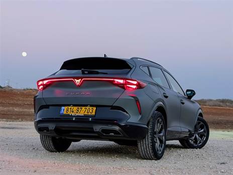 נראה ספורטיבי גם מאחור