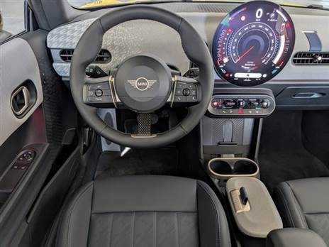 מנופי שליטה על תיבת ההילוכים תקבלו רק ב-JCW