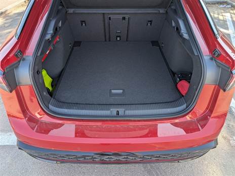 תא מטען שימושי מאוד. אין גלגל ספייר וגם לא תא מטען קדמי