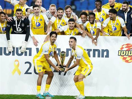 זהבי ופרץ עם הגביע (אלן שיבר)