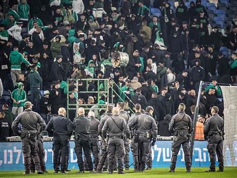 לקהל המתפרע אין מילה (למצולמים אין קשר לנאמר בכתבה)