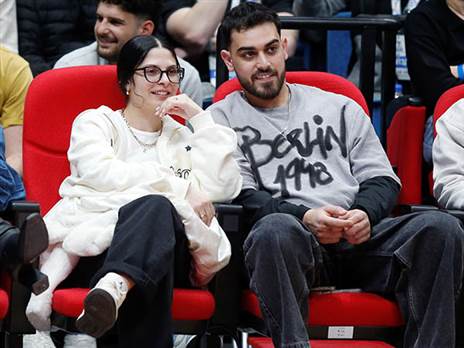 ועם דניאלה גלבוע שבאה לראות כדורסל (צילום: אלן שיבר)