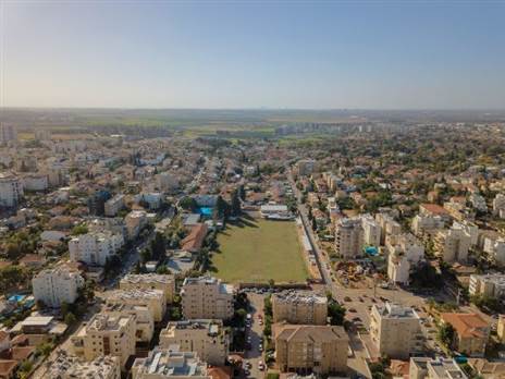 האצטוני של מרמורק על גבול שכונת שעריים, וברקע שכונת מרמורק (רן ענפי)