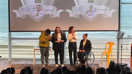 רז הרשקו ומורן סמואל מקבלות את אות האבירות, קרדיט צילום: מרכז פרס לשלום ולחדשנות