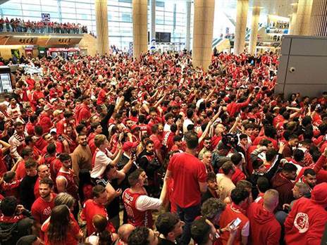 אוהדי הפועל ת“א כבשו את נתב“ג (אלן שיבר)