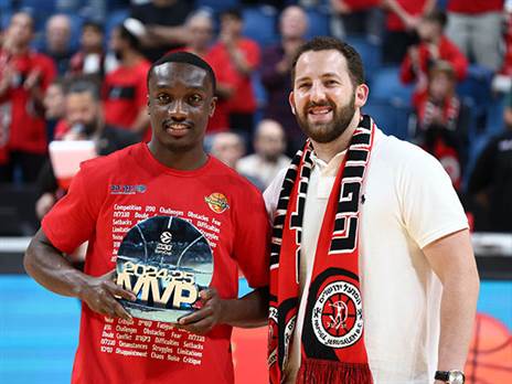 הארפר עם אדלסון. הצליח לשמור על הנכס (דני מרון)