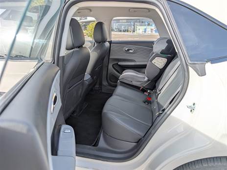 בסיס גלגלים של 2.66 מ` מאפשר מרווח מחייה טוב ליושבים מאחור