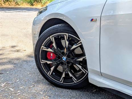 צריך להתרגל - קליפרים M בצבע אדום ולא כחול