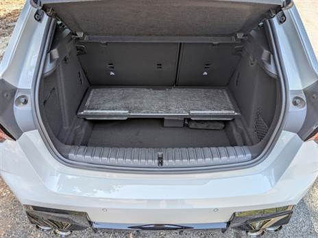 תא המטען בנפח זהה לדור הקודם. חבל שהרצפה לא מתכווננת ורק מתפקדת כפתח אחסון. גם גלגל ספייר אין