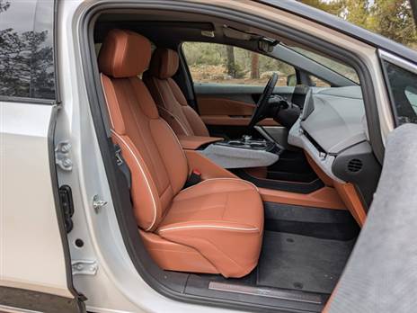 המושבים הקדמיים נוחים, אך לא היינו מתנגדים ליותר תמיכה