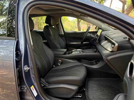 המושב נוח, אך ההגה לא יוצא מספיק לפנים