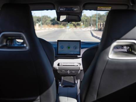 מושבים קדמיים נהדרים ולוח מחוונים שמתהפך ממצב אופקי לאנכי