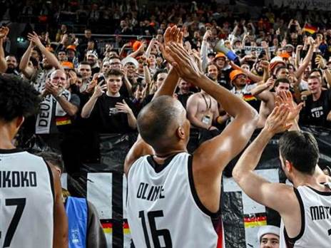 וחגגה (Photo by Stephanie Wunderl/FIBA via Getty Images)