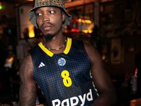 הצהובים השיקו גופיה חדשה (צילום: מכבי RAPYD ת“א)