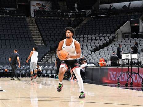 סקוט הנדרסון. הערך ברצפה (Michael Gonzales/NBAE via Getty Images)