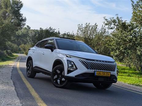 התנהגות הכביש לא מעודדת תחושה ספורטיבית, אך היא בטוחה ונשלטת