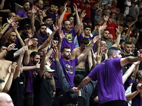 אוהדי חולון נהנו מהחצי הראשון (אלן שיבר)