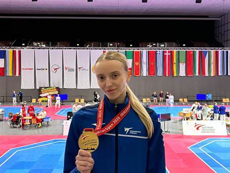 אלכסנדרה דן עם מדליית הזהב (איגוד הטאקוונדו)