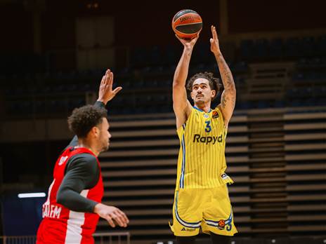 היחיד ללא נקודות בצהוב. סנטוס (ג`ורג`ה קוסטיץ`)