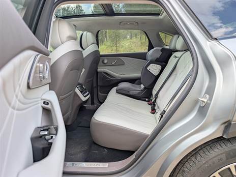 מרווח מאוד מאחור ובגרסה הבכירה יש גם חימום ואוורור במושבים