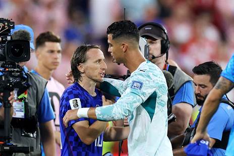 רונאלדו מחבק את מודריץ`. משחק שייזכר (Buda Mendes/Getty Images)