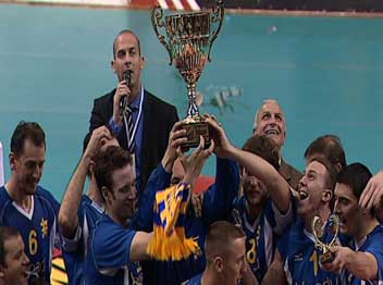 ישחזרו את ההישג? שחקני מכבי מניפים את הגביע אשתקד