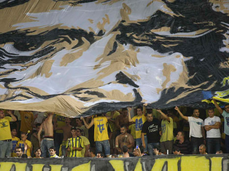 אוהדי מכבי ת"א. זרקו מצתים