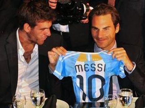 פדרר עם החולצה של מסי