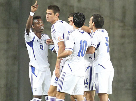 מתחילים להתכונן. שחקני נבחרת ישראל הצעירה (צילום: אלן שיבר)