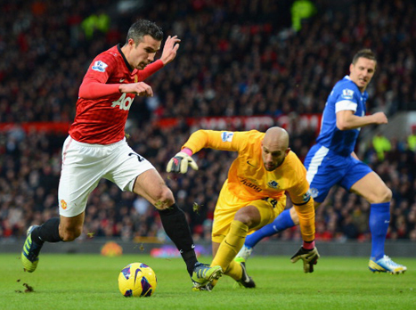 ואן פרסי עובר את הווארד ומכפיל (gettyimages)