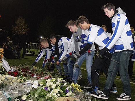 מניחים זרים לזכר ניוונהויזן (gettyimages)