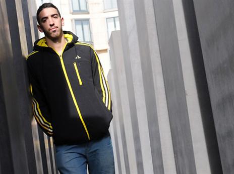 טימור באנדרטה לזכר השואה בברלין (berliner morgenspot)