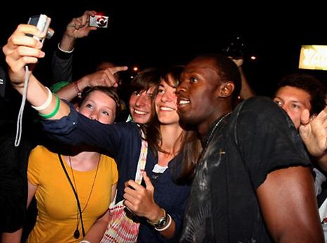 בולט והמעריצות במסיבה. מאז הוא נרגע? (gettyimages)