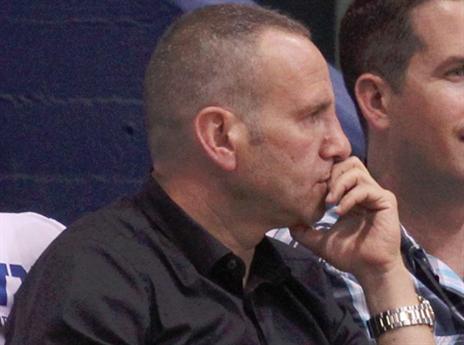 עובר לכדורגל. דני קליין (אלן שיבר)