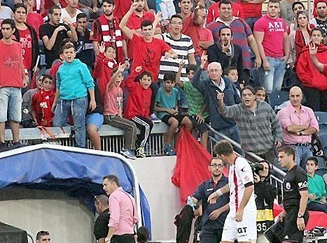 אוהדי הפועל י-ם מקללים את אהרון (באדיבות: דאבל פס)