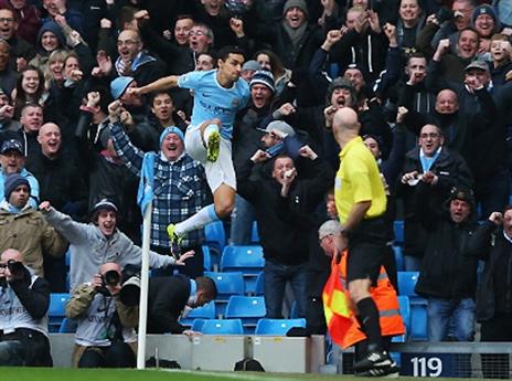 נבאס חוגג בקפיצה מעל דגל הקרן (gettyimages)