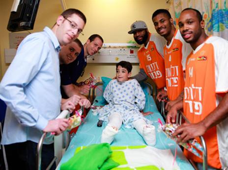 משמחים את הילדים לפני חנוכה. מכבי ראשל"צ (צילום: אודליה מטרי, מכבי ראשל"צ)