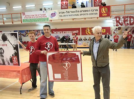 מוני מושונוב ורמי כהן בטקס לפני המשחק (אתר המנהלת)