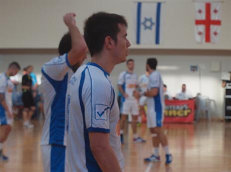 משחק גדול שלו. אבישי סמולר (צילום: תום-לי סוויסה, איגוד הכדוריד)