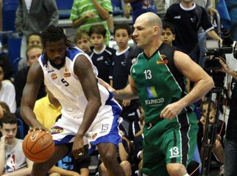 שוב נדלק מול אופוואבו (אתר המנהלת)